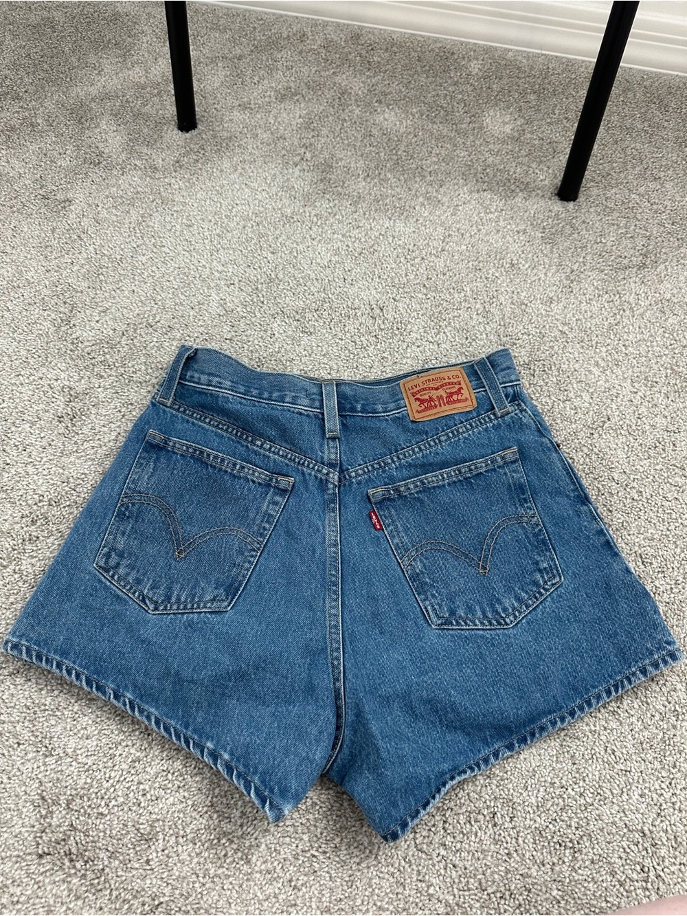 Levi's High Waisted Mom Shorts - Picture 2 of 3